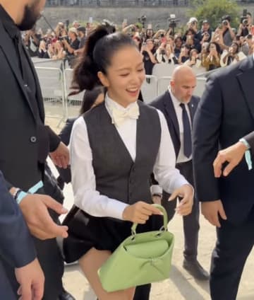 同じBLACKPINKなのに、なぜ…VIP待遇のジスと差別騒動に巻き込まれたロゼ　海外ファッションショーで明暗