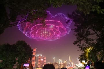 中国重慶で国慶節のドローンショー　5千機が夜空彩る