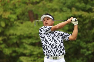 賞金ランク1位の岩本高志が首位浮上 シニア未勝利の横田真一が並走