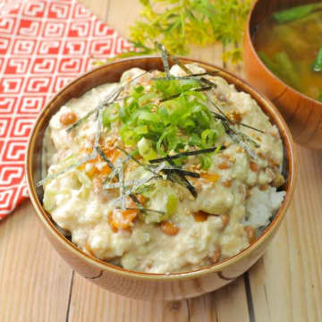 【納豆はこうやって食べると飛ぶぞ】「あと10年早く知りたかった」「忙しい朝にぴったり」栄養満点の納豆ごはんレシピ