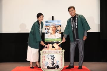 「記念すべき初めての鏡開きが、良純さんとの共同作業！」菊川怜が15年ぶりの映画出演作で笑顔満開