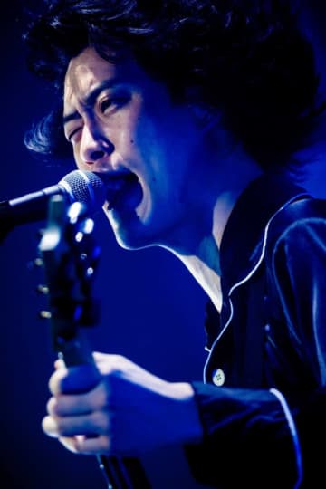 粗品、最新AL『佐々木直人』を携え全国五大都市ツアー＜新世界より＞をキックオフ