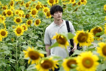 桑田佳祐、主題歌「暮れゆく街のふたり」を劇中曲として“口笛バージョン”にアレンジ！『盤上の向日葵』特別映像