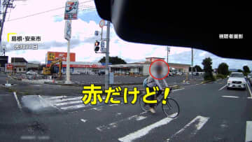 「え？赤だけど…」赤信号の横断歩道で「わが道行く」自転車　猛スピードで信号無視した車をパトカーが追跡する瞬間も「150キロ出てた」