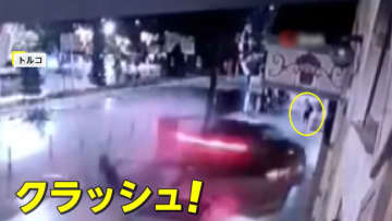 “飲酒暴走”の車が店舗に激突…女性間一髪で難逃れる　後ろ走るバイクは事故見入りスリップ…中央分離帯に突っ込む　トルコ