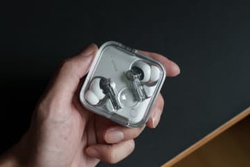 型破りだけど音もマイクも高性能！ 個性派な新イヤホンをレビュー