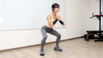 基本のスクワットで脚とお尻にアプローチ。シルエット改善＆基礎代謝アップに（30秒×3セットを週1で）