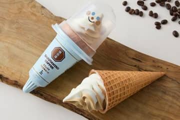 「猿田彦珈琲 カフェラテワッフルコーン」華やかに香るカフェラテアイス、ローソン限定で