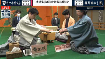 佐々木勇気八段に誤算？「しばらく考えます」封じ手前に異例の“離席” 藤井聡太竜王との開幕戦は緊迫の局面で2日目へ／将棋・竜王戦第1局