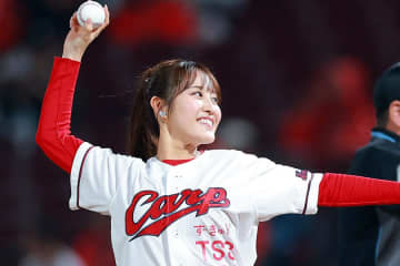 雨天の広島に降臨した美女の“正体”　ポニテふわりの豪快投球…ノーバウンドに笑顔