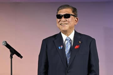「餞別代わりだな」SNS冷ややか…石破茂首相にメガネベストドレッサー賞も話題優先で失墜する“ドレッサー賞”の価値