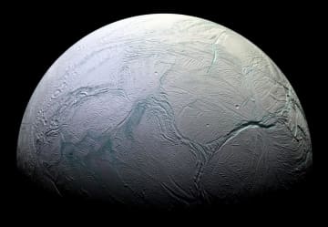 エンケラドゥスから噴出数分後の氷粒にも複雑な有機分子　土星探査機「カッシーニ」のデータを分析