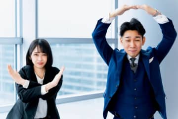 靴下を脱いであぐら、昼休みに「納豆」…「職場の行動」どこまで許せる？