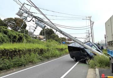 「電柱が折れた」横浜で乗用車が電柱に衝突、居眠り運転か　近隣の900軒停電も