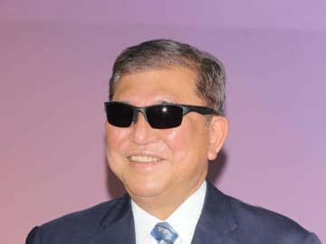 石破首相、メガネベストドレッサー授賞式にキター！“初めての表彰”にニンマリ