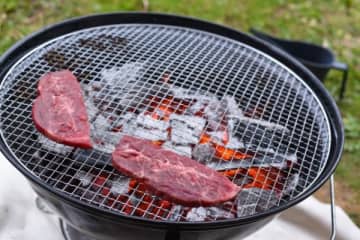 「なんでたらふく食べた人の分まで」BBQに遅れて参加、肉なしで4000円請求された女性の怒り