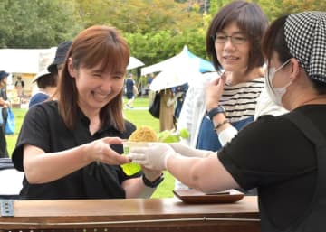 新栗まつりにぎわう　特別モンブランも　笠間で5日まで　茨城