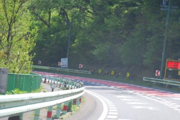定員4名のホンダ・ライフに “6人乗車” し『爆走』 カーブを曲がりきれず “電柱に激突” し男女6名が救急搬送 ネットでコメント殺到「どうやって6人乗るの？2人トランク？」「流石に2人も定員オーバーは保険が降りないのでは？」