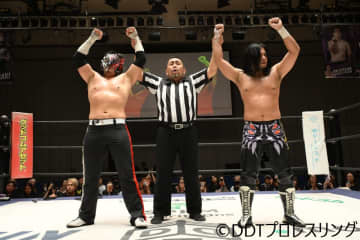 “カリスマ”佐々木大輔が20周年記念試合でエル・デスペラードとのタッグで快勝！「今日はバンドの正式なデビューだから、次は武道館を目指す」
