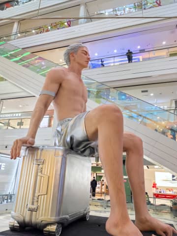 中国のショッピングモールに10メートル級の「巨人」が出現―中国メディア