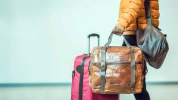 『いつも荷物が多い人』の共通点4選　どんな心理が働いてるの？
