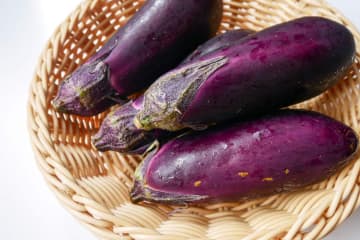 『鉄腕DASH』松岡昌宏さんの“なすの食べ方”がズルいほどウマい　すぐ真似して