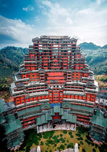 「豪華すぎる廃墟」と話題になった建物がホテルに変身、満室状態に―中国