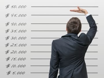 40代公務員で「年収600万円」だけど、大学の同期は「年収1000万円」と聞きうらやましい！ 高年収を目指すなら“民間企業”に就職すべきでしたか？ 平均年収を比較