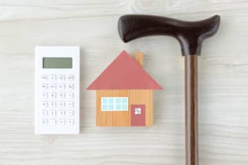 持ち家を売却し、老後資金として「1000万円」を得ました。65歳から「家賃10万円」の家で二人暮らしをするつもりですが、持ち家に住んでいた方がよかったですか？