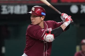 楽天一筋14年、初の日本一にも貢献　ガッツ、強肩…岡島豪郎の名場面を振り返る