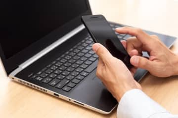 「先に寝てる」とLINEが来た後、帰宅すると……布団にいたかわいい先客に「賢いなぁ」「うらやましすぎて泣ける」