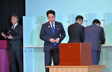 小泉進次郎氏、総裁選敗れる　決選投票で高市氏に及ばず　持ち味発揮できず逆風さらされ