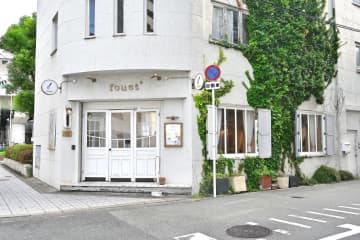 季節のフルーツを詰め込んだパフェ。南フランスの風が吹く、真っ白な空間。大阪・福島の「fouet°（フエ）」は秘密にしたい最高の穴場だった