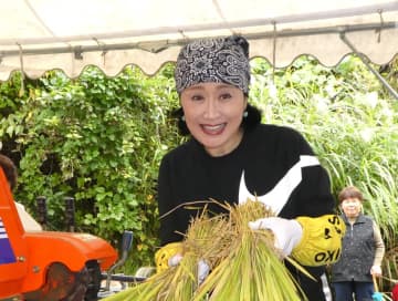 「子どもたちが喜ぶ姿はたまらない」。小林幸子、子ども食堂を訪れ、自身がプロデュースした新米のおにぎりを振る舞う