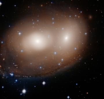 衝突初期段階の銀河　ハッブル宇宙望遠鏡が観測した「NGC 2292」と「NGC 2293」