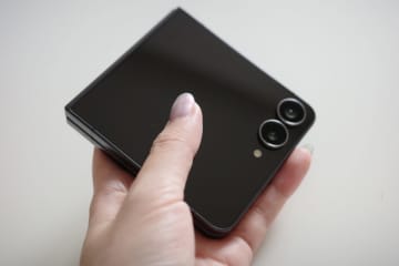 アラサー女子が「Galaxy Z Flip7」レビュー。カバーディスプレイに感動も、メインスマホにならない3つの理由