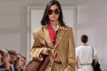 セリーヌ 2026年春コレクション - 服が着る人の"一部”となる、普遍的な装い
