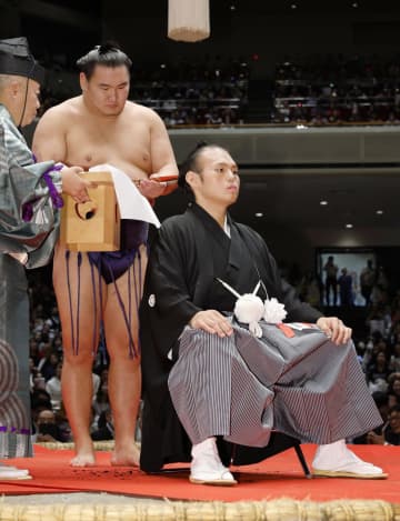 元貴景勝が断髪式「本当に幸せ」　3百人がはさみ、V4度の元大関