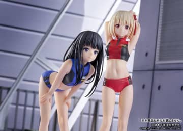 脚線美がすごい！「リコリコ」錦木千束＆井ノ上たきな、トレーニングの時間です♪ 第3話“DAライセンス更新時”の姿でフィギュア化