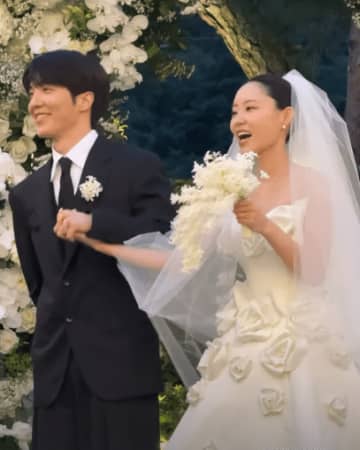 KARAメンバーやチョン・ヒョンムがお祝い！ホ・ソンヨン＆チョクジェの結婚式に豪華ゲスト集結