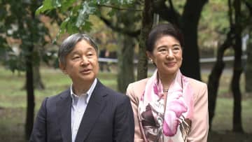 天皇皇后両陛下がどんぐりの森でどんぐりポストを見学　京都で植物園訪問