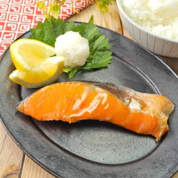 【サケ、まだ塩焼きにしてるの？】「一瞬で料亭の味」「ご飯一升炊く覚悟で作って」家族がハマったサケの簡単格上げレシピ