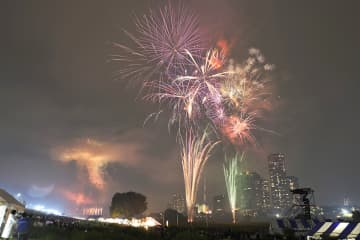 多摩川で花火大会、東京と川崎から計1万2千発を打ち上げ
