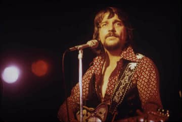 没後23年、ウェイロン・ジェニングスの未発表音源を収録したニュー・アルバム『Songbird』がリリース