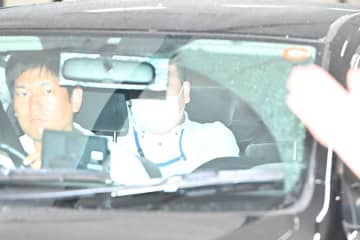 草間リチャード敬太容疑者を留置先へ移送　車内では突っ伏して顔隠す