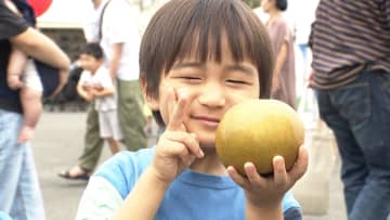 「交通事故“なし”」秋の味覚「梨」にかけ交通安全呼びかけ　警視庁