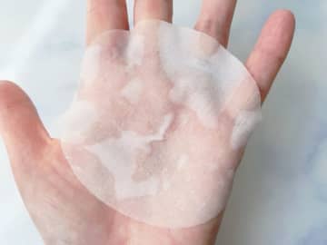 朝の仕込みで変わる！大人の「ツヤ肌」メイク術3ステップ