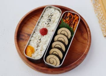レンジ1回で主菜も副菜も！「鶏ひき肉の海苔巻き」「にんじんのごま塩昆布和え」2品弁当