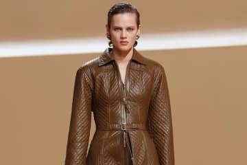 エルメス 2026年春夏ウィメンズコレクション - 海辺を駆ける女性騎手にインスパイア