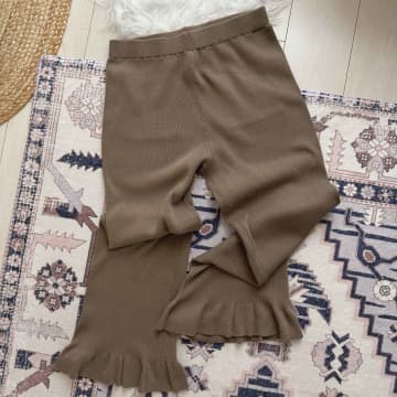 「快適！」「シルエットが綺麗！」【しまむら】これから大活躍しそうな「優秀ニットパンツ」